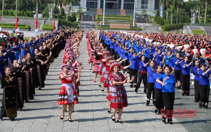 Màn đồng diễn dân vũ với sự tham gia của 1.000 vũ công không chuyên tại các xã, phường tạo điểm nhấn khác biệt so với các kỳ đại hội trước.