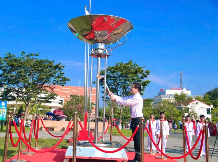 Đồng chí Vũ Hồng Quang, Phó Bí thư Tỉnh ủy, Chủ tịch Ủy ban MTTQ Việt Nam tỉnh thực hiện nghi thức thắp đài lửa Đại hội Thể dục thể thao tỉnh Cao Bằng lần thứ X năm 2026.