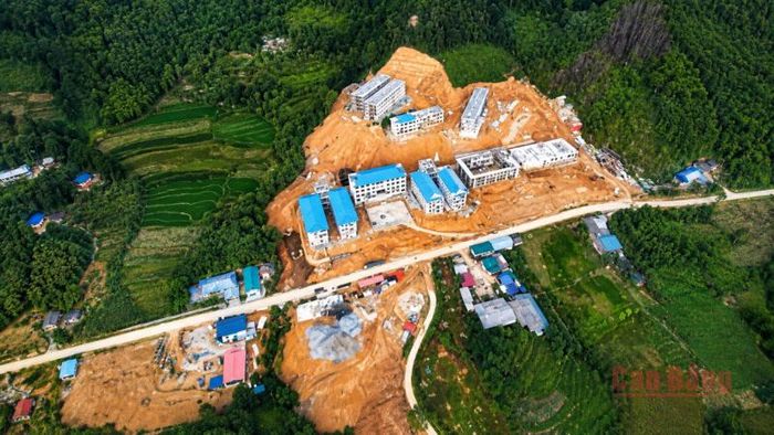 Toàn cảnh Trường Phổ thông nội trú Tiểu học và THCS Trà Lĩnh nhìn từ trên cao - Công trình trường nội trú biên giới vừa đưa vào vận hành thử nghiệm.