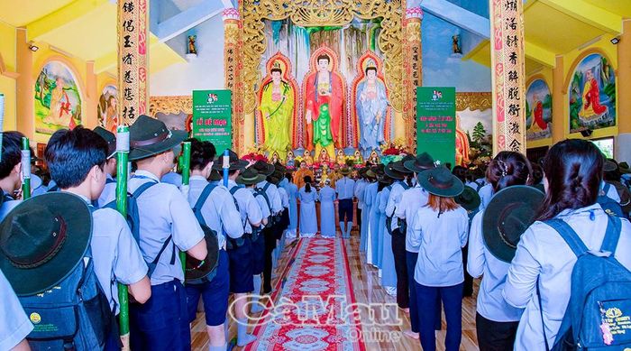 Không chỉ giúp các trại sinh học kiến thức học Phật, trại huấn luyện còn dạy cách sống, cách yêu thương, biết sẻ chia và có trách nhiệm với cộng đồng.