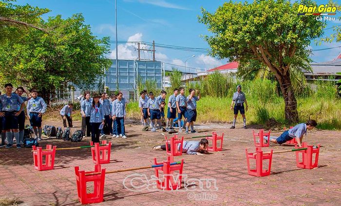 Trại sinh tham gia trò chơi dân gian, gắn kết tinh thần đồng đội.