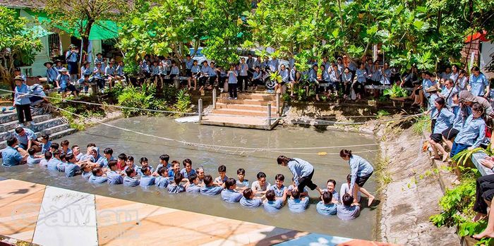 Trò chơi “Bắc cầu”- các trại sinh kết nối tay lại với nhau để tạo thành một chiếc "cầu" vững chắc cho đồng đội di chuyển qua, mục đích gắn kết các thành viên trong đội lại gần nhau hơn, rèn luyện tính kỷ luật, biết hy sinh và nâng đỡ người khác vượt qua thử thách.