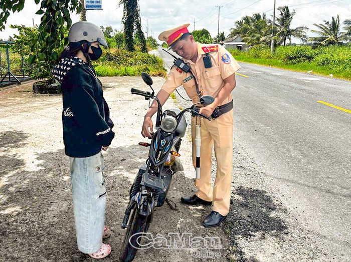Cảnh sát giao thông kiểm tra kết cấu, động cơ xe điện và tuyên truyền hướng dẫn người tham gia giao thông sử dụng phượng tiện đúng quy định.