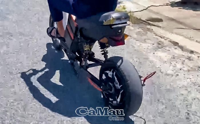 Hình ảnh học sinh điều khiển xe điện tự chế.