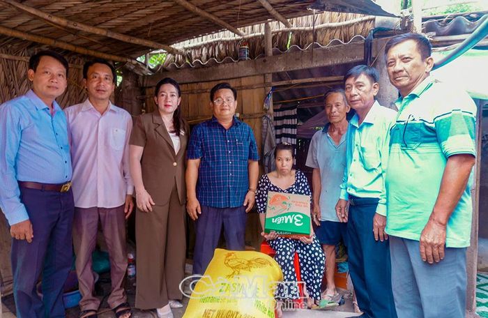Đoàn cán bộ do đồng chí Phan Thanh Liêm, Bí thư Đảng uỷ, Chủ tịch HĐND xã Tân Hưng (thứ tư từ trái sang) làm trưởng đoàn, đến thăm hỏi và tặng quà cho gia đình nạn nhân nhiễm chất độc dioxin.