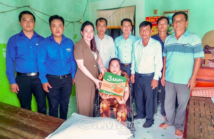 Đoàn cán bộ xã Tân Hưng, thăm hỏi, tặng quà nạn nhân nhiễm chất độc dioxin.