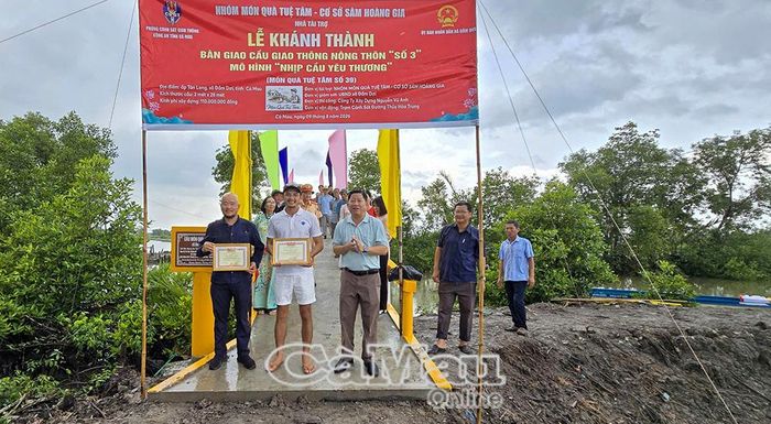 Chủ tịch UBND xã Đầm Dơi Nguyễn Trí Tài (hàng đầu, bìa phải) trao giấy khen tri ân các đơn vị tài trợ.