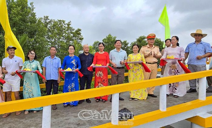 Các đại biểu thực hiện nghi thức cắt băng khánh thành.