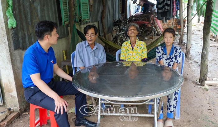  Ba người trong gia đình cùng mang bệnh, cuộc sống phụ thuộc chủ yếu vào trợ cấp và những ngày làm thuê. Trong ảnh: Anh Ngô Quốc Quận, Bí thư Xã đoàn Vĩnh Lợi, thăm hỏi gia đình ông Do. 