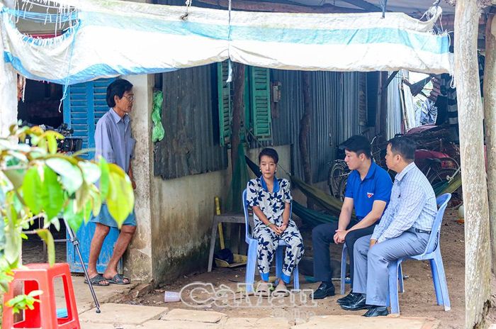 Nhìn con gái, ông Phan Văn Do không khỏi xót lòng. 