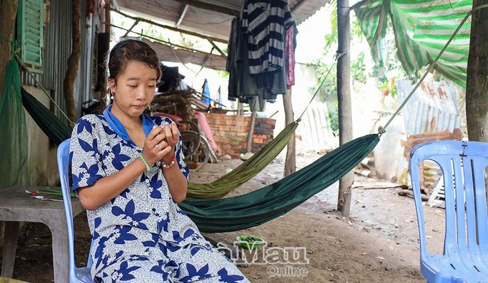 Kim Vàng chỉ mong mẹ bớt bệnh và em có thể học được con chữ để tự đọc, viết tên mình. 