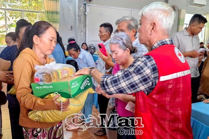 Các hộ dân nhận quà gồm tiền mặt, gạo và các nhu yếu phẩm thiết yếu từ đoàn thiện nguyện.