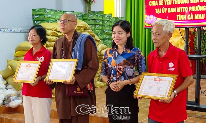  Bà Ngô Yến Nhiên, Chủ tịch Uỷ ban MTTQ Việt Nam phường Hiệp Thành, trao giấy khen tri ân các đơn vị đồng hành cùng chương trình.