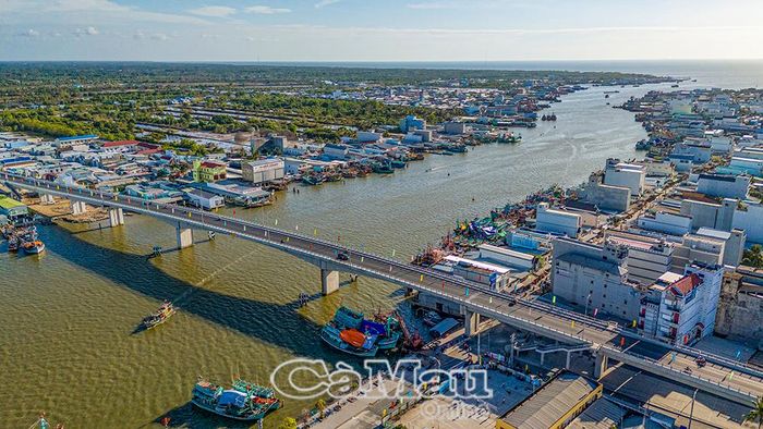 Cầu sông Ông Đốc nối liền giao thông hai bờ Nam - Bắc xã Sông Đốc, góp phần kết nối thông suốt trục đường ven biển Tây.