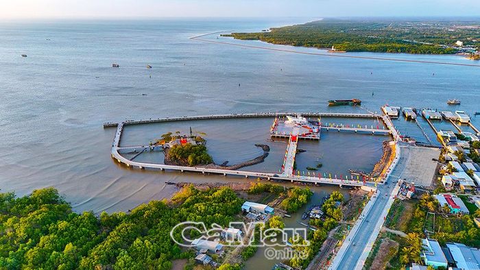 Cảng hàng hoá, du lịch được quy hoạch gắn với không gian Khu tượng đài kỷ niệm chuyến tàu tập kết ra Bắc, mở thêm cơ hội phát triển du lịch đường thuỷ tại Sông Đốc.