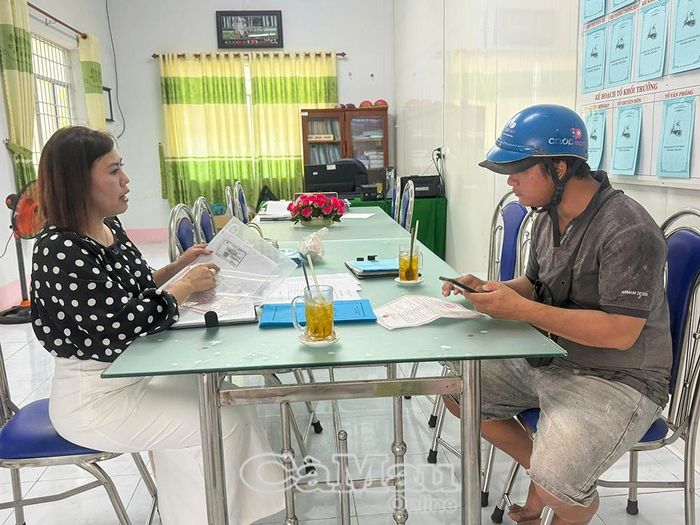 Bà Huỳnh Thị Thu Dân, Phó Hiệu trưởng Trường Mầm non Sao Mai, hướng dẫn phụ huynh hoàn thiện hồ sơ, thủ tục nhập học cho trẻ mới ghi danh lần đầu.