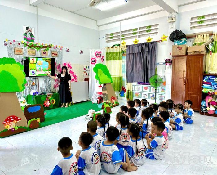 Đạt chuẩn quốc gia mức độ 2, Trường Mầm non Sao Mai có điều kiện thuận lợi để triển khai thí điểm Chương trình Giáo dục mầm non mới trong năm học 2026 - 2027. (Trong ảnh: Giờ học của trẻ năm học 2025-2026)