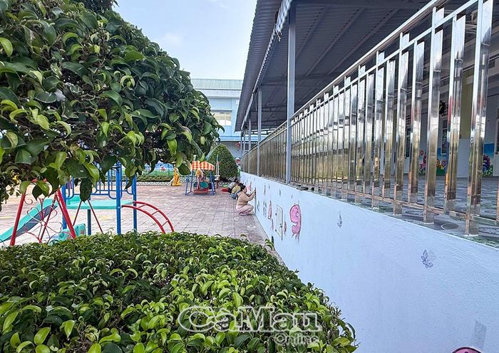 Các giáo viên trang trí khu vực hành lang mới được đầu tư tại khu ăn bán trú cho trẻ.