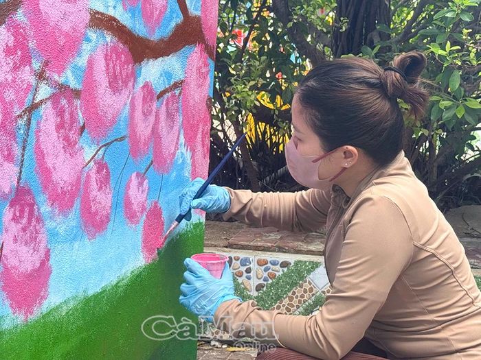 Các cô giáo sơn, chỉnh trang lại cổng trường, chuẩn bị đón trẻ vào năm học mới.