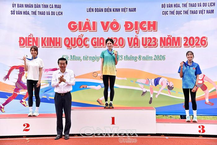 Nguyên Phó Trưởng ban Thường trực Ban Nội chính Trung ương Võ Văn Dũng trao giải nội dung 5.000 m nữ U20.