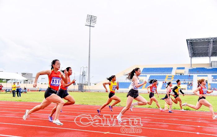 Các vận động viên tranh tài quyết liệt ở nội dung 100 m nữ U20.