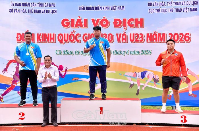  Phó Chủ tịch UBND tỉnh Cà Mau Ngô Vũ Thăng trao giải nội dung đẩy tạ nam U23.