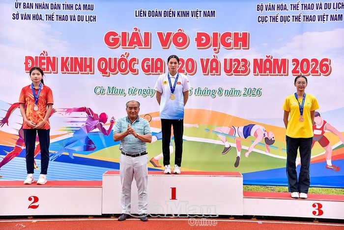 Phó Chủ tịch Liên đoàn Điền kinh Việt Nam Nguyễn Trung Hinh trao giải nội dung nhảy cao nữ U20.