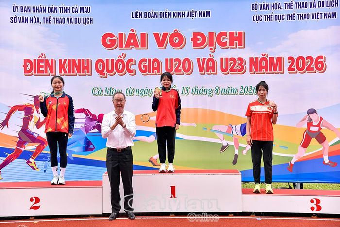 Phó Chủ tịch Liên đoàn Điền kinh Việt Nam Phạm Thế Triều trao giải nội dung 5.000 m nữ U23.