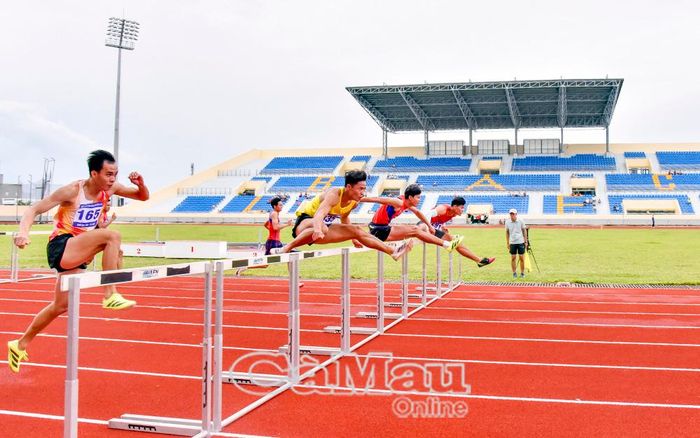 Các vận động viên tranh tài quyết liệt ở chung kết 110 m rào nam U23.