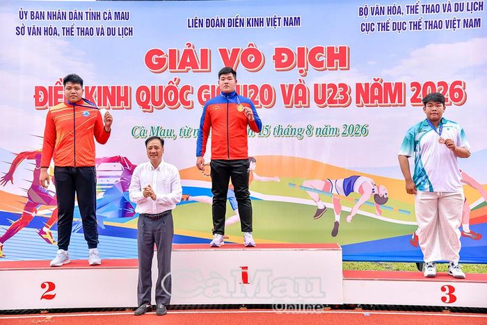  Ông Nguyễn Mạnh Hùng, Phó Chủ tịch Liên đoàn Điền kinh Đông Nam Á, Uỷ viên Hội đồng Liên đoàn Điền kinh châu Á, Tổng Thư ký Liên đoàn Điền kinh Việt Nam, trao giải nội dung đẩy tạ nam U20.