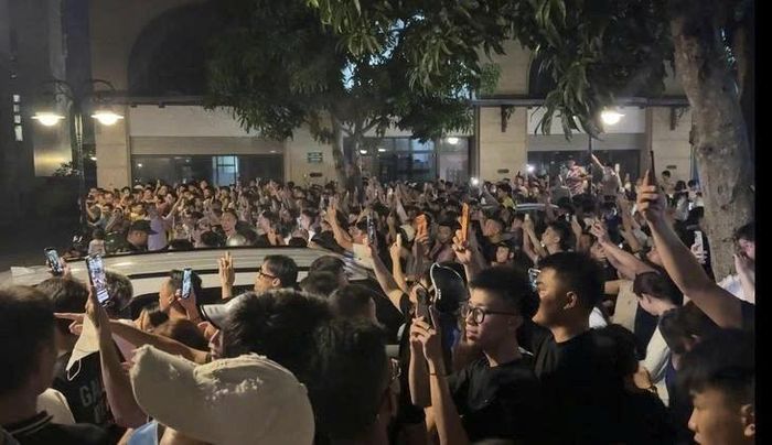 Dòng người chen nhau trước cửa nhà Huấn Hoa Hồng livestream từ chiều đến đêm - Ảnh: HỒNG QUANG