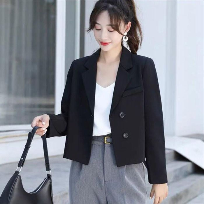 Blazer dáng crop tạo điểm nhấn ở vòng eo, góp phần giúp vóc dáng trông cao ráo hơn.