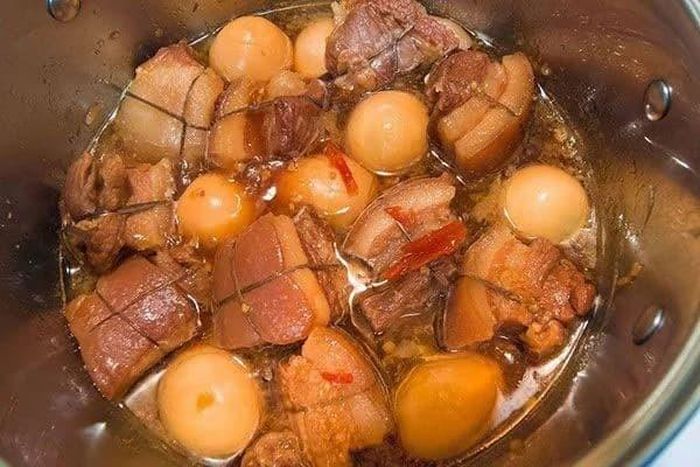 Theo các chuyên gia ẩm thực, khi chế biến món thịt kho, thay vì thái thịt thành những miếng nhỏ, bạn nên chọn cách cắt thành từng khối lớn, dày. Ảnh minh họa.