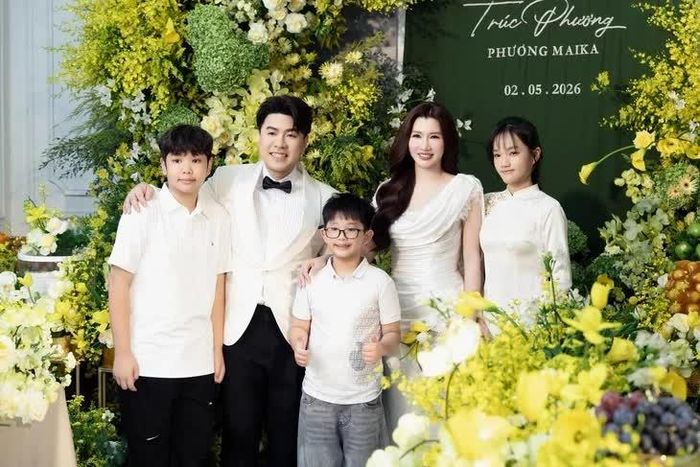 Đám hỏi của Akira Phan và Phương Maika. 3 con riêng của cô dâu có mặt chúc phúc bố mẹ.