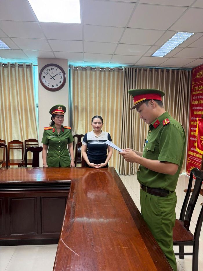 Cơ quan Cảnh sát điều tra Công an thành phố Cần Thơ tống đạt Quyết định khởi tố bị can đối với Huỳnh Hạ Thi. Ảnh: CACC.