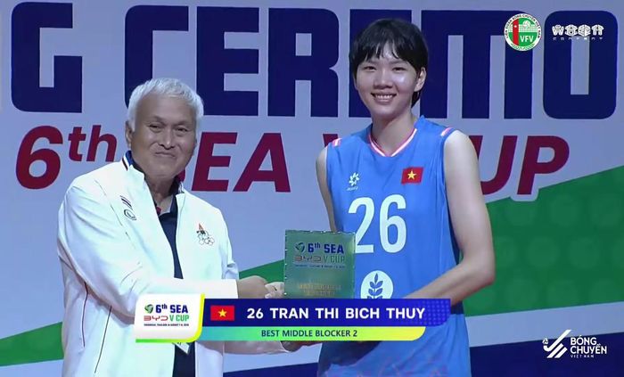 Niềm an ủi đến với bóng chuyền nữ Việt Nam khi tuyển thủ Trần Thị Bích Thủy nhận danh hiệu Phụ công xuất sắc nhất tại chặng 2 SEA V Cup 2026
