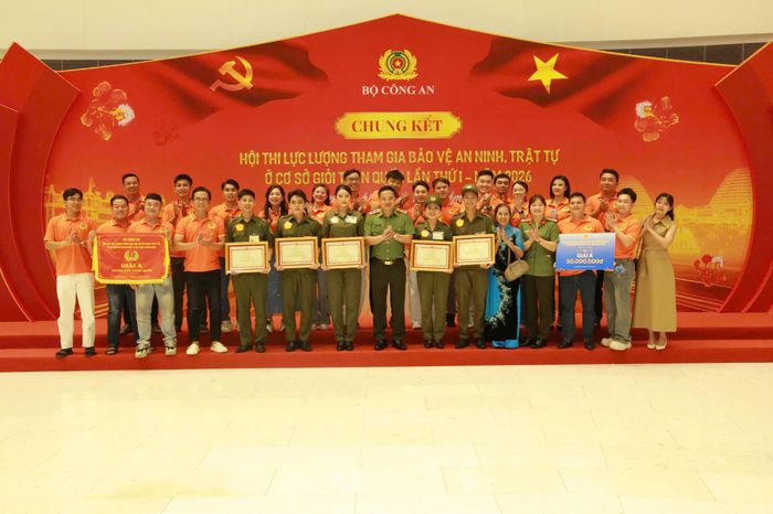 Trung tướng Mai Hoàng, Bí thư Đảng ủy, Giám đốc CATP động viên chúc mừng đội thi của TPHCM
