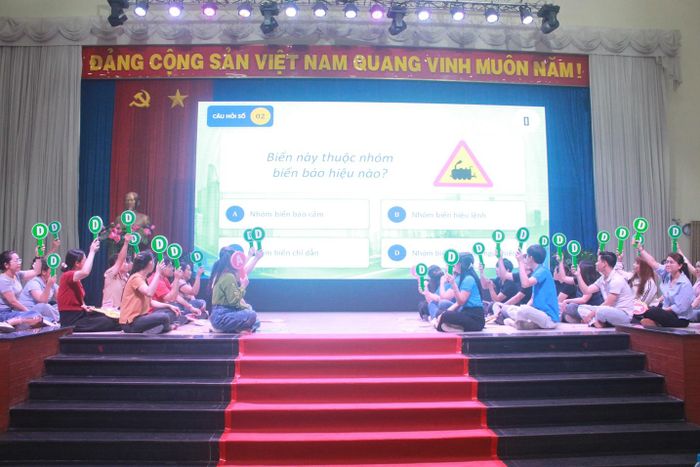 Công nhân tham dự trò chơi tìm hiểu kiến thức, pháp luật