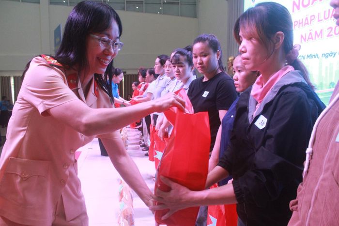 Tặng quà cho công nhân, người lao động