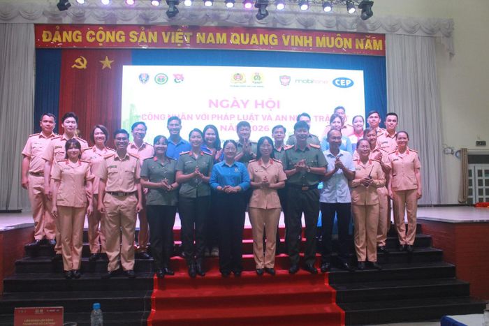 Các đại biểu chụp hình lưu niệm tại chương trình