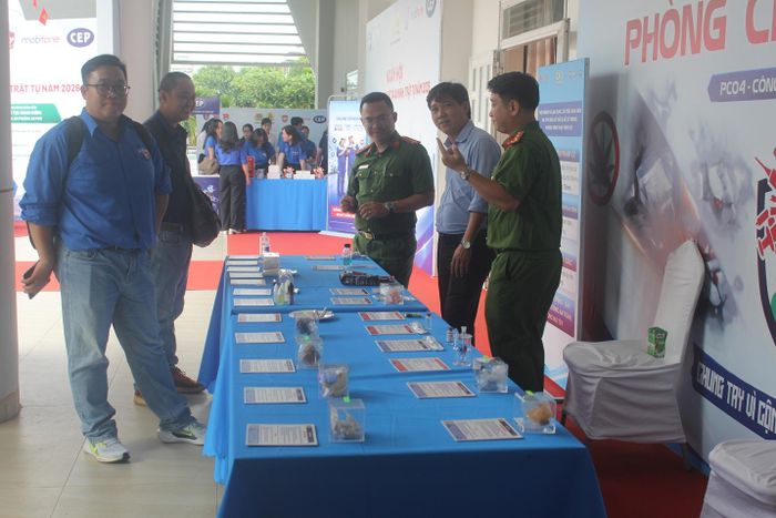 Mô hình các chất ma túy được trưng bày tại ngày hội để công nhân nhận biết, cảnh giác