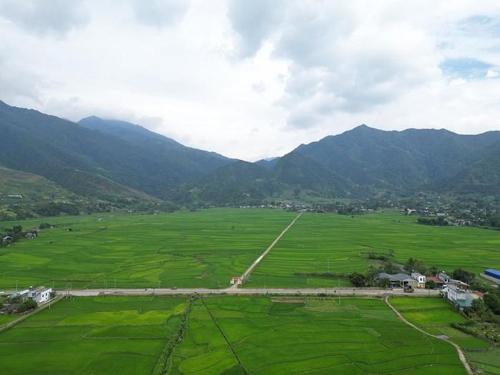 Có sắc xanh non tơ ngọt ngào của những khoảng ruộng cấy muộn, có màu xanh mượt mà, đậm đà của dải lúa đang thì con gái, hòa quyện cùng màu xanh thẫm của rừng già bao bọc xung quanh. Tất cả đan cài dưới ánh nắng thu trong trẻo, tạo nên một không gian thanh khiết, làm dịu đi mọi mệt mỏi của chặng đường dài.