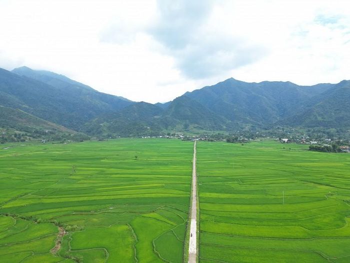 Nằm lọt tỏm giữa lòng thung lũng bao la được che chở bởi những dãy núi trùng điệp, cánh đồng Mường Than từ lâu đã đi vào thơ ca với câu nói nổi tiếng “Nhất Thanh, nhì Lò, tam Than, tứ Tấc”. Đường về Than Uyên, tỉnh Lai Châu đèo dốc uốn lượn, đưa du khách chạm ngõ một không gian thiên nhiên tràn ngập sắc màu tươi trẻ.