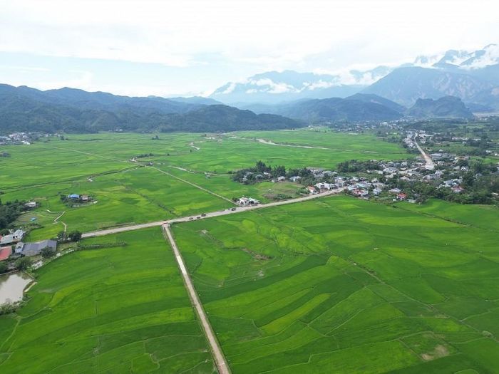 Hình ảnh người nông dân Than Uyên ân cần chăm sóc ruộng đồng, hay nụ cười trong trẻo của em thơ đi học về trên con đường nhỏ giữa đồng lúa xanh, như nhấn điểm cho bức tranh Mường Than thêm phần ấm áp, tràn đầy sức sống. Con người nơi đây sống gắn bó với cánh đồng, chắt chiu từng giọt mồ hôi để dệt nên dải lúa xanh ngút ngàn, chuẩn bị cho một mùa thu hoạch ấm no sắp tới.