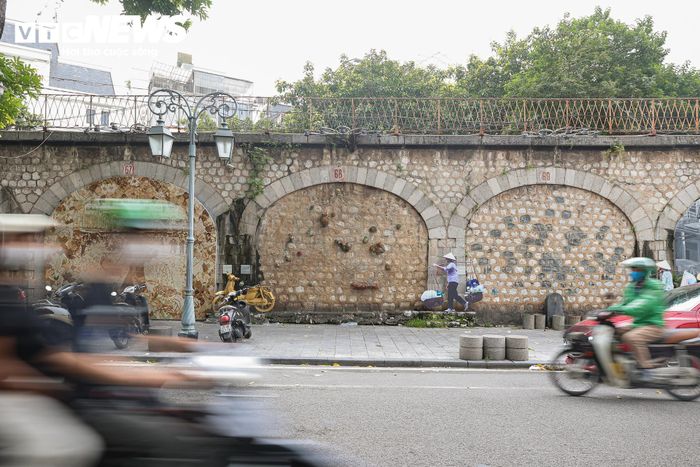 Các ô vòm được ghép bằng đá hộc, mỗi ô có diện tích khoảng 16 m², bề rộng tương đồng, còn chiều cao dao động từ 2-6 m tùy từng vị trí.