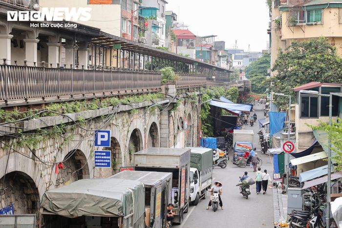 UBND phường Hoàn Kiếm (Hà Nội) đang chuẩn bị lập Đồ án thiết kế đô thị riêng tỷ lệ 1/500 đối với khu vực vòm cầu - phố Phùng Hưng. Đồ án hướng đến mục tiêu chỉnh trang, tái thiết không gian đô thị, bảo tồn giá trị di sản kiến trúc, đồng thời khai thác hiệu quả tiềm năng văn hóa, thương mại và dịch vụ đặc trưng của khu vực.