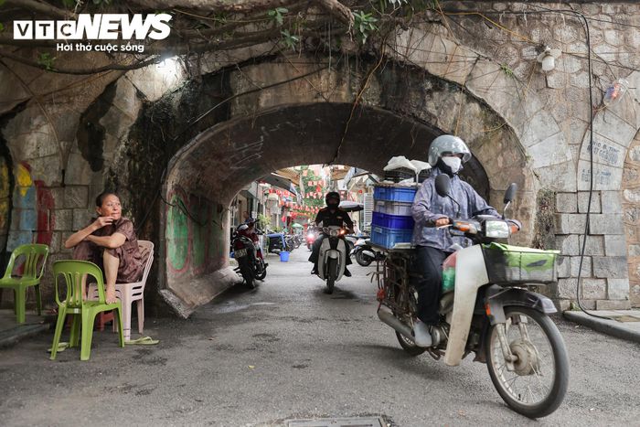Trải qua hơn một thế kỷ, phần lớn các ô vòm đã được bịt kín nhằm bảo đảm an toàn và an ninh trật tự. Hiện chỉ còn 6 ô được mở phục vụ giao thông, trong đó hai ô vẫn giữ nguyên hiện trạng là ô số 122 nối phố Nguyễn Thiếp và ô số 9 nối ngõ Hàng Hương với phố Phùng Hưng.