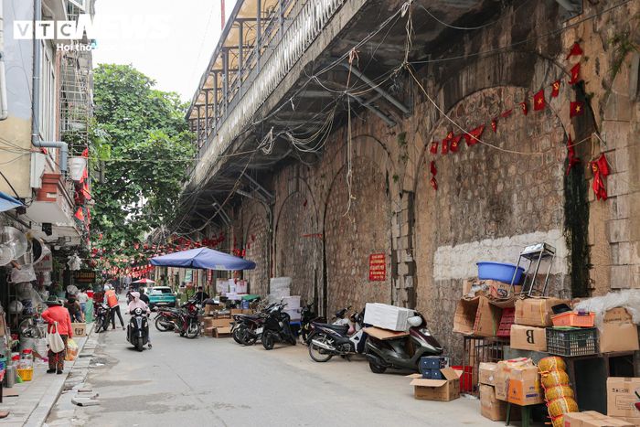 Trong khi đó, đoạn vòm cầu chạy dọc phố Gầm Cầu dài khoảng 500 m, nơi các ô vòm cao khoảng 6 m, hiện tập trung dày đặc cửa hàng kinh doanh và quán ăn dù mặt đường chỉ rộng khoảng 4 m.