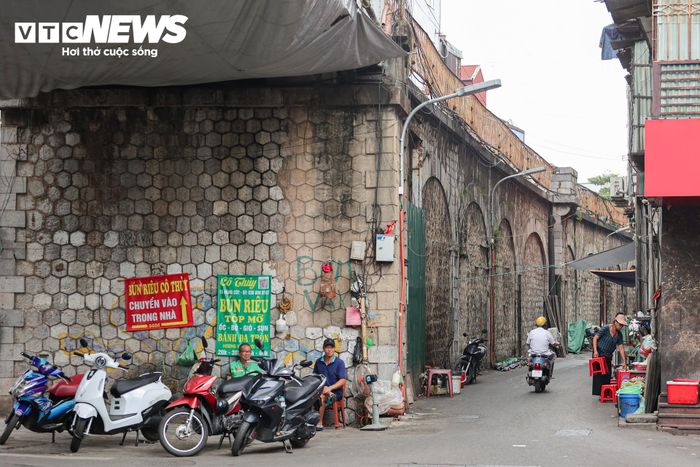 Đoạn từ phố Cửa Đông đến phố Lê Văn Linh được định hướng phát triển thành không gian thủ công mỹ nghệ; đoạn phố Lê Văn Linh - phố Hàng Cót trở thành không gian văn hóa, nghệ thuật cộng đồng; còn đoạn phố Hàng Cót - phố Hàng Giấy sẽ là khu ẩm thực, nơi bố trí các nhà hàng, quán cà phê, cửa hàng đặc sản và không gian phục vụ du khách, giới thiệu các món ăn truyền thống của Hà Nội.