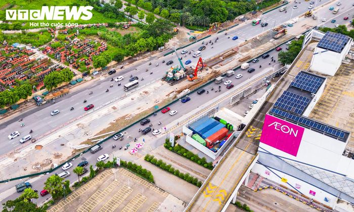 Tại khu vực trước một trung tâm thương mại lớn trên đường Đàm Quang Trung, nhà thầu đã dựng hàng rào để thi công đường dẫn xuống hầm. Việc tổ chức mặt bằng được thực hiện trong điều kiện các tuyến đường xung quanh vẫn duy trì hoạt động giao thông.